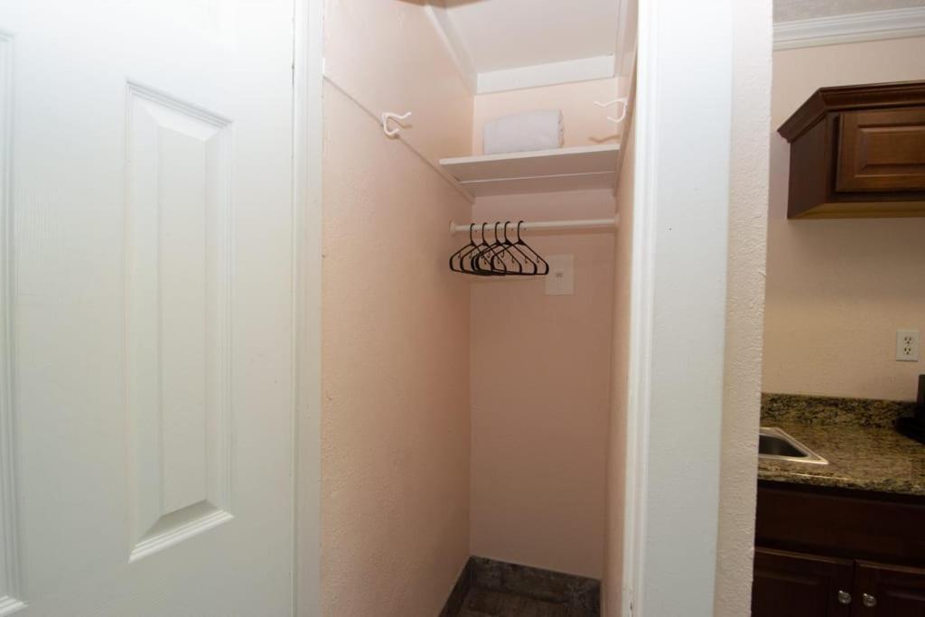 Located By The Beach 1 Bedroom With Parking And Pool Clearwater Buitenkant foto