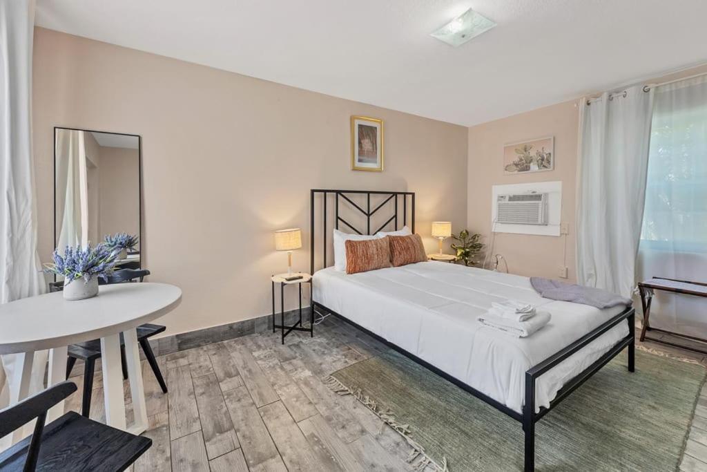 Located By The Beach 1 Bedroom With Parking And Pool Clearwater Buitenkant foto