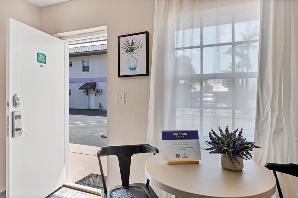 Located By The Beach 1 Bedroom With Parking And Pool Clearwater Buitenkant foto