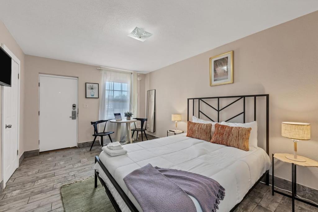 Located By The Beach 1 Bedroom With Parking And Pool Clearwater Buitenkant foto