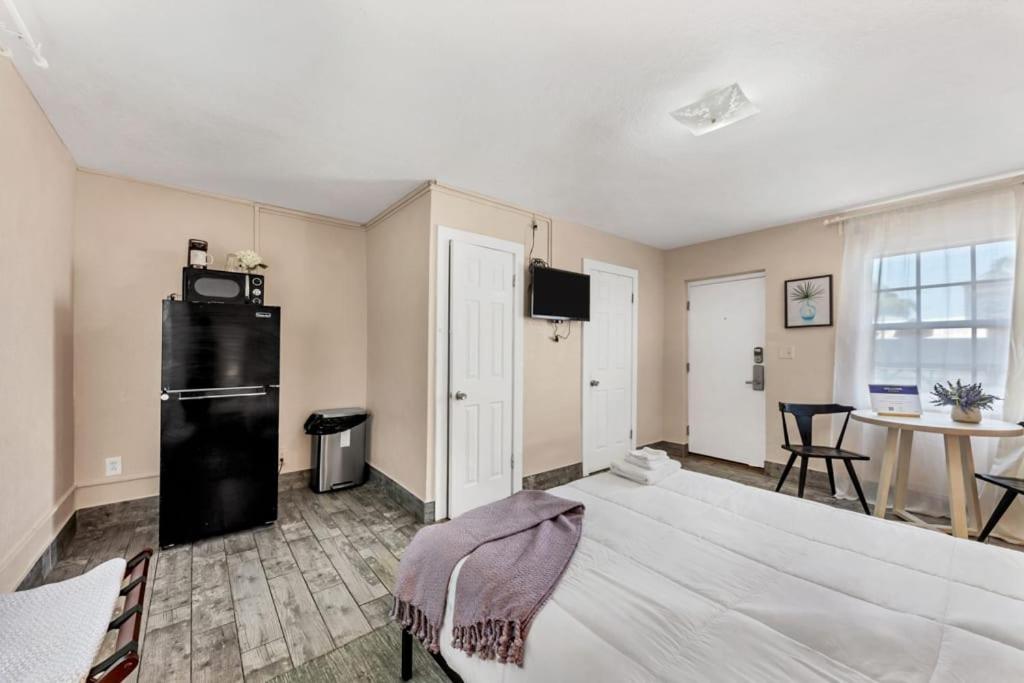 Located By The Beach 1 Bedroom With Parking And Pool Clearwater Buitenkant foto