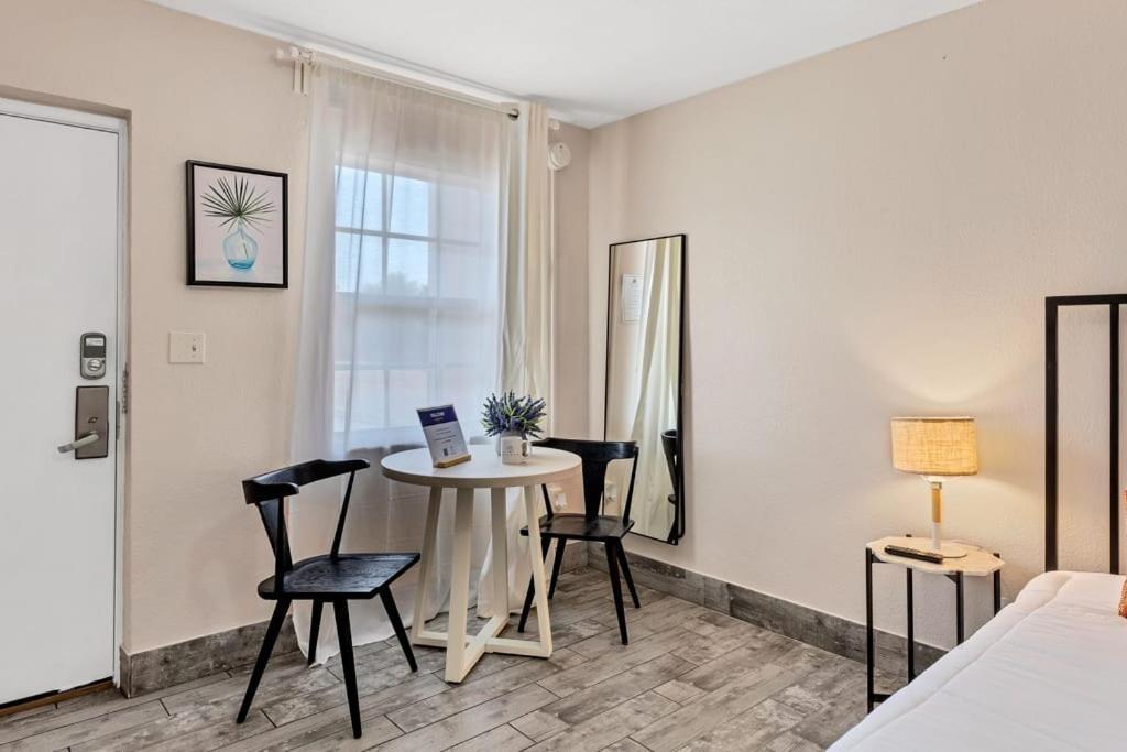 Located By The Beach 1 Bedroom With Parking And Pool Clearwater Buitenkant foto